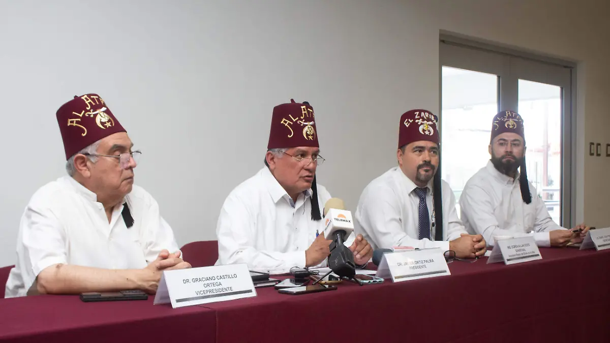 Dr Javier Ortiz Palma presidente rueda de prensa Club Shriners primera gala de verano - Mike Acosta (6)